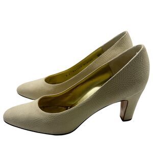 Bruno Magli Neiman Marcus Textured Leather Ivory Pumps Women’s Size 8 B Heels